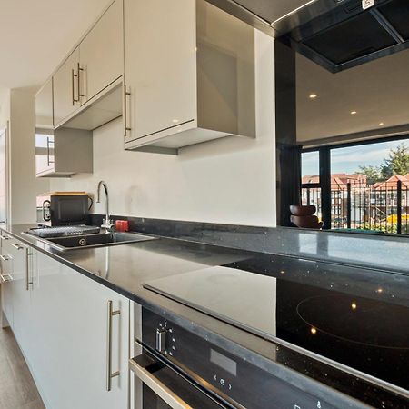 Апартаменты Modern Penthouse In Wembley Лондон Экстерьер фото