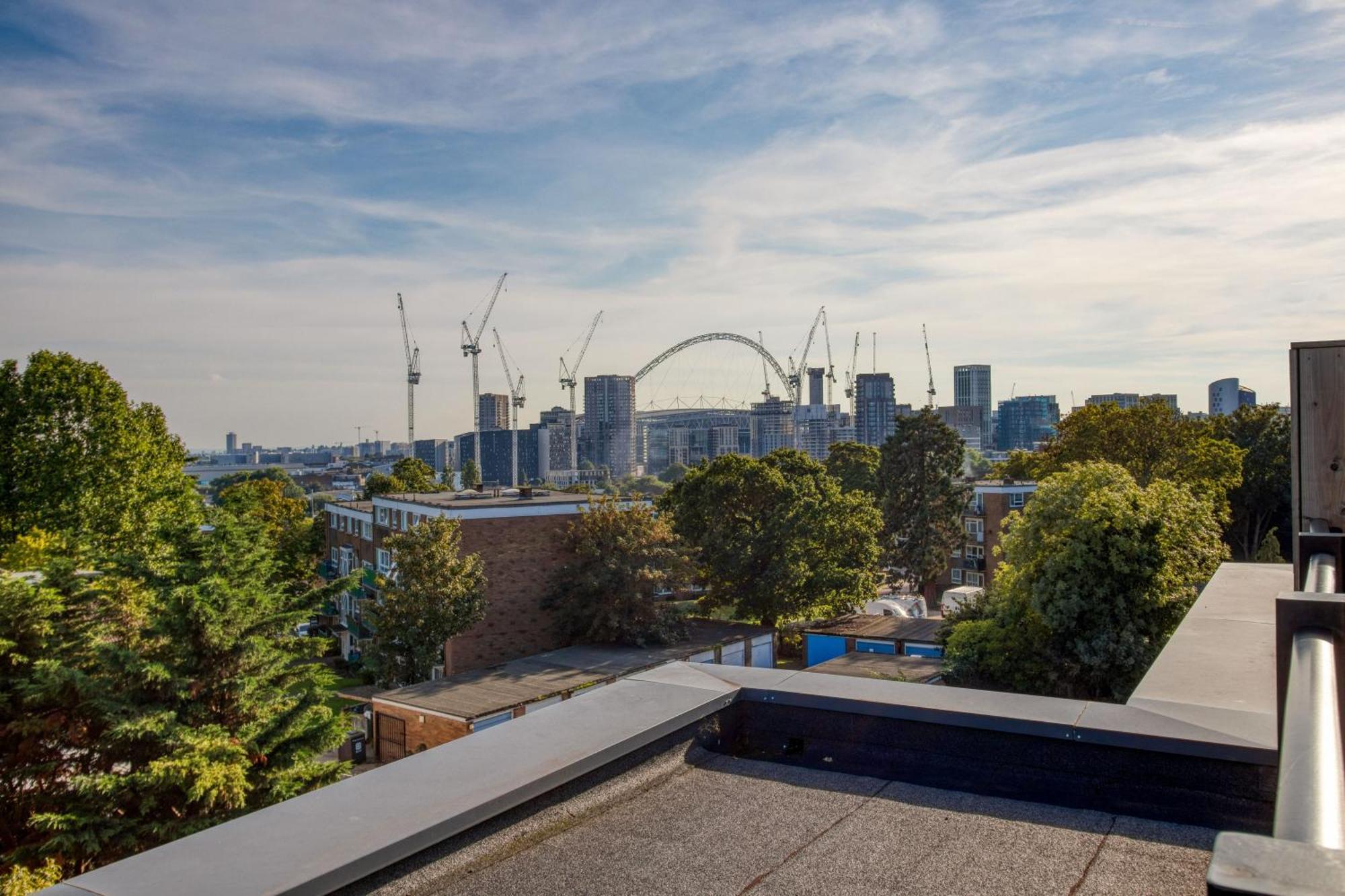 Апартаменты Modern Penthouse In Wembley Лондон Экстерьер фото