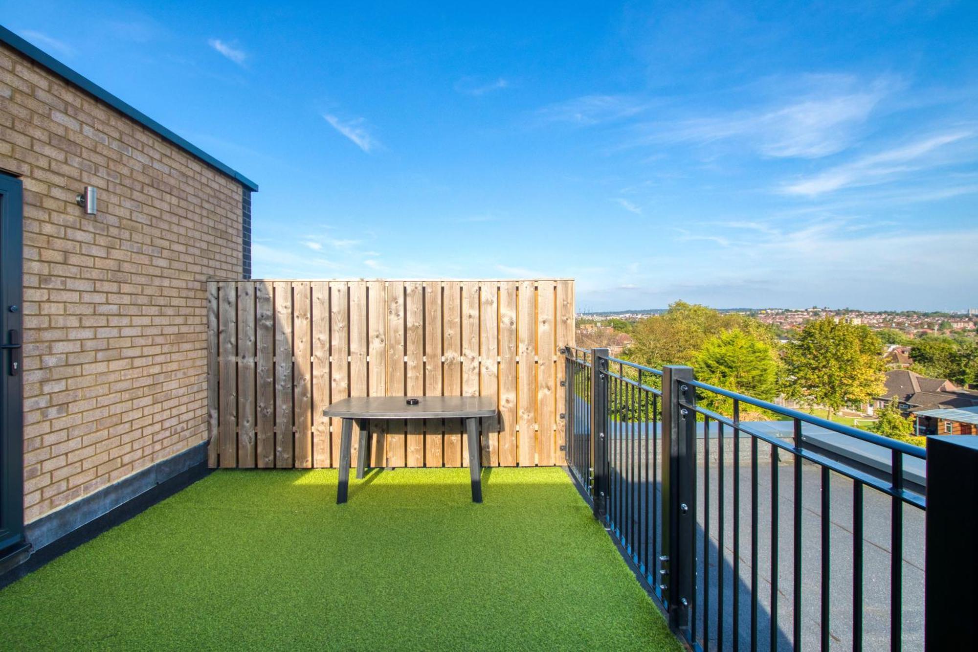 Апартаменты Modern Penthouse In Wembley Лондон Экстерьер фото