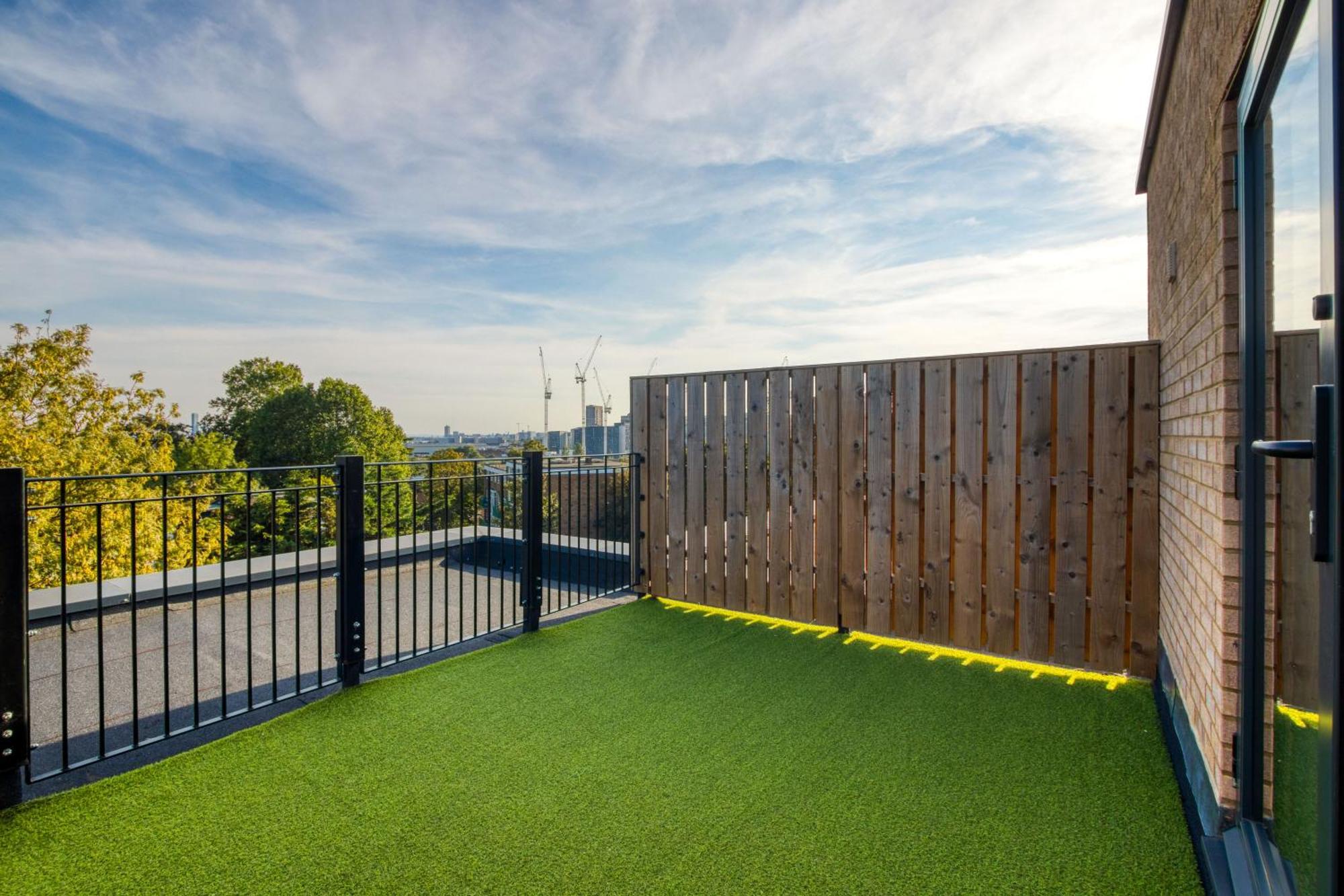Апартаменты Modern Penthouse In Wembley Лондон Экстерьер фото