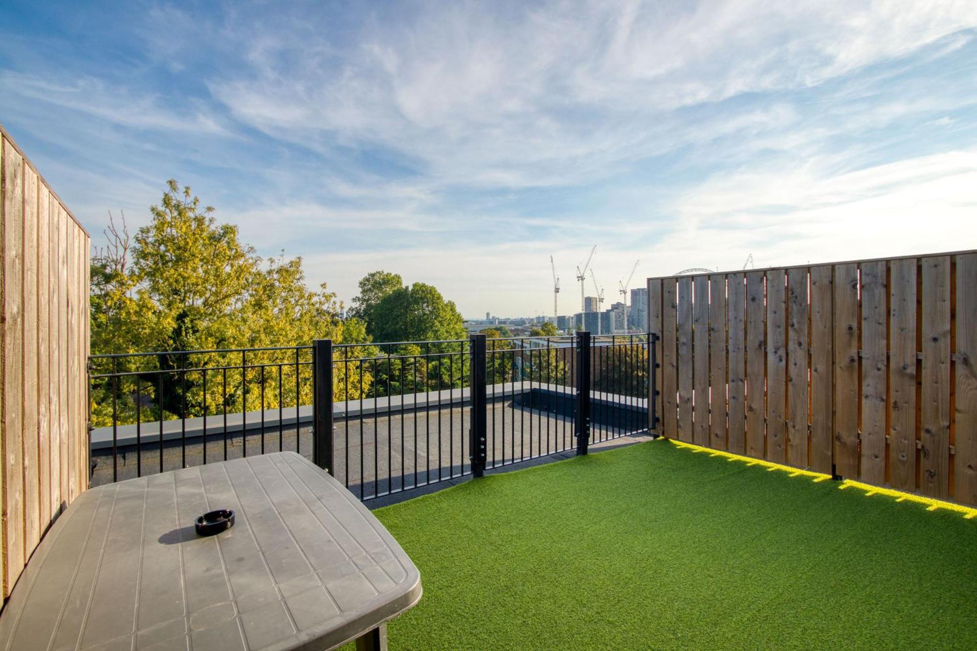 Апартаменты Modern Penthouse In Wembley Лондон Экстерьер фото